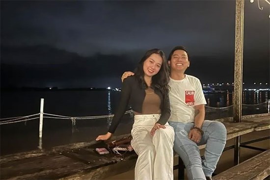 Hoài Lâm xuất hiện rạng rỡ bên bạn gái sau màn livestream 'ngủ gật'