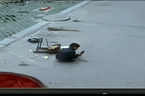 Clip: Ngồi giữa đường bị ô tô cán trúng, bé trai thoát chết khó tin