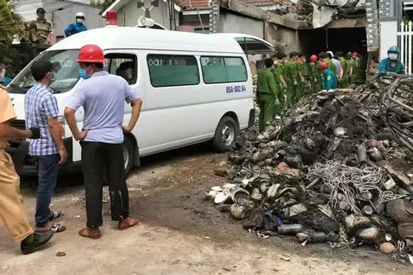 Chồng ngã gục khi thấy thi thể cháy đen của vợ và 2 con đưa ra từ vụ cháy-6