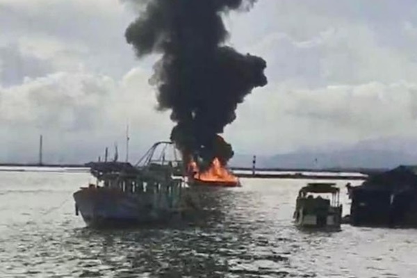 Clip: Vừa khởi động, xe máy bất ngờ bốc cháy ngùn ngụt ở cây xăng-1