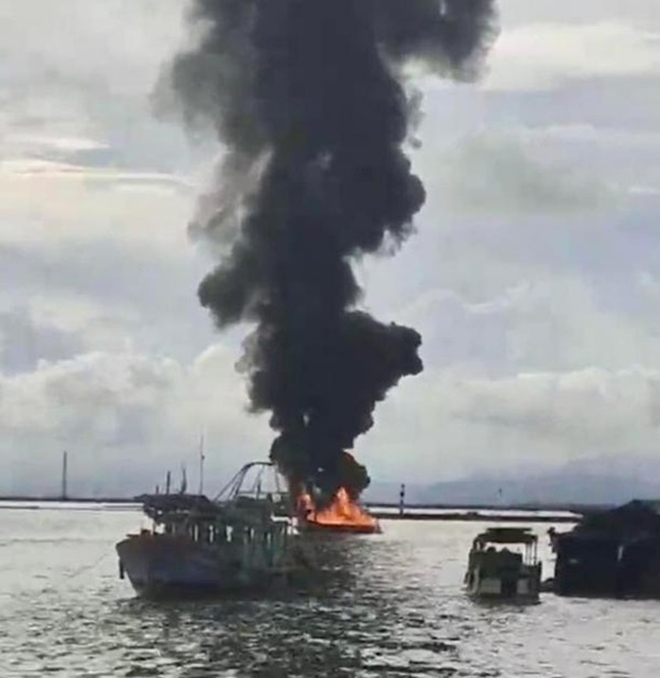 Tàu chở dầu bốc cháy dữ dội trên biển Móng Cái-1