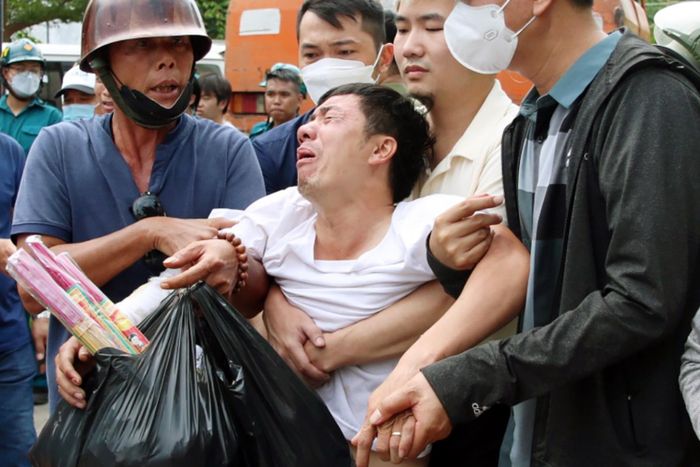 Chồng ngã gục khi thấy thi thể cháy đen của vợ và 2 con đưa ra từ vụ cháy-1