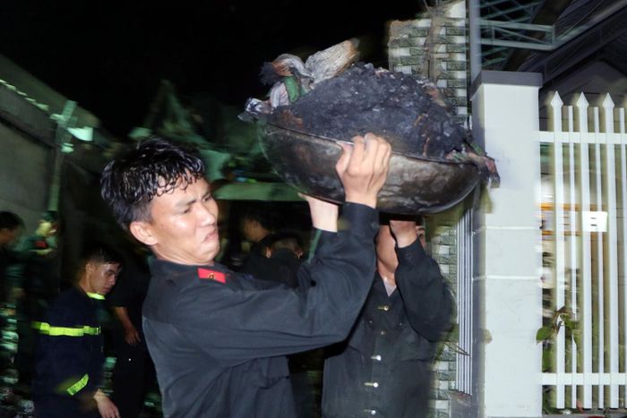 Chồng ngã gục khi thấy thi thể cháy đen của vợ và 2 con đưa ra từ vụ cháy-4