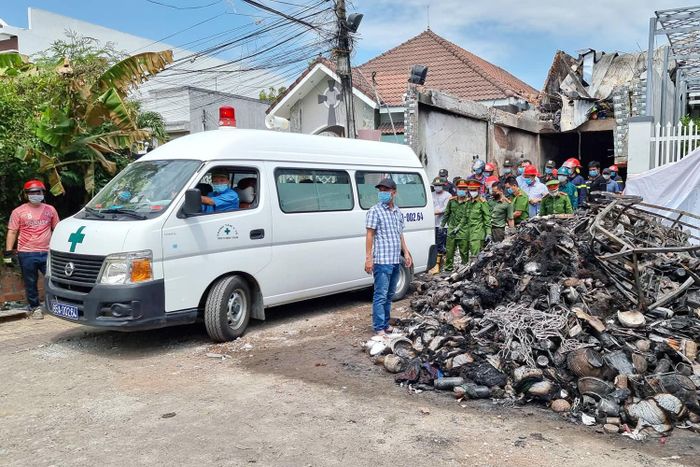 Chồng ngã gục khi thấy thi thể cháy đen của vợ và 2 con đưa ra từ vụ cháy-5