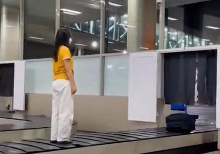 Xác định danh tính nữ hành khách đứng lên băng chuyền hành lý để quay clip-1