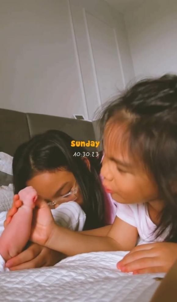 Phạm Quỳnh Anh khoe khoảnh khắc 2 con gái chơi đùa với em út, Tuệ An ngây ngô tưởng mẹ sắp sinh thêm một em bé nữa-4