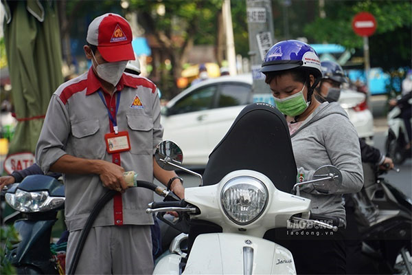 Thế giới trái chiều, ẩn số giá xăng trong nước-2