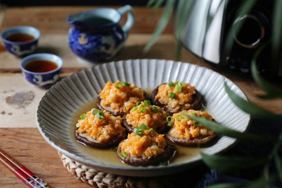 Bữa tối không dầu mỡ với món ngon lành mạnh từ tôm và nấm