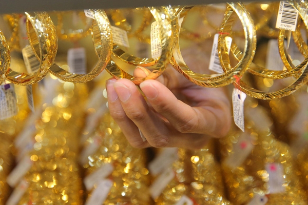 Giá vàng hôm nay 15/8: Vàng xoay chiều giảm giá-1