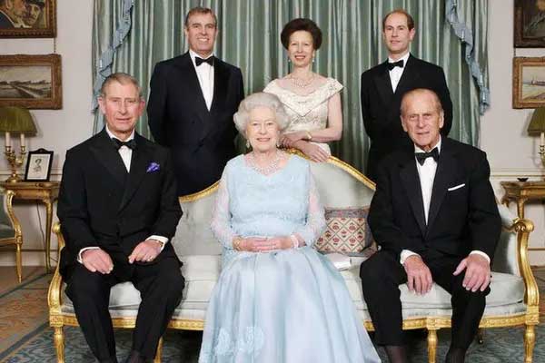 Con gái Nữ hoàng Anh từ thời trẻ cho đến tận bây giờ chỉ chung thủy với một món đồ đặc biệt, lý do vì đâu?-5