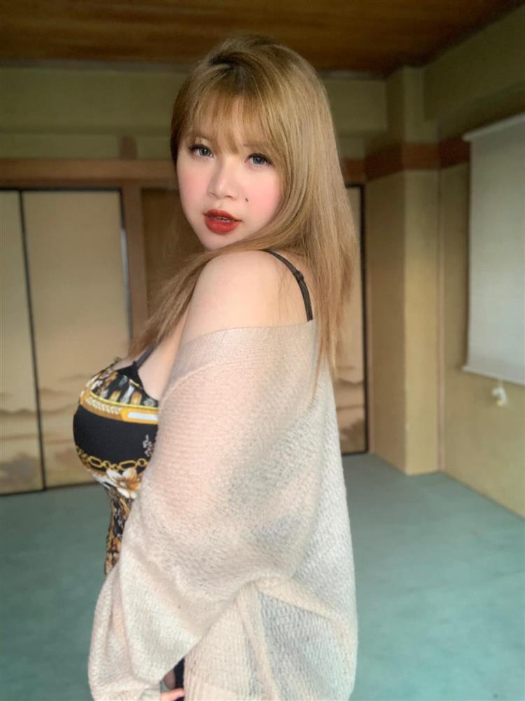 Hot girl ngực khủng bị đe dọa gửi hình nhạy cảm về gia đình-2