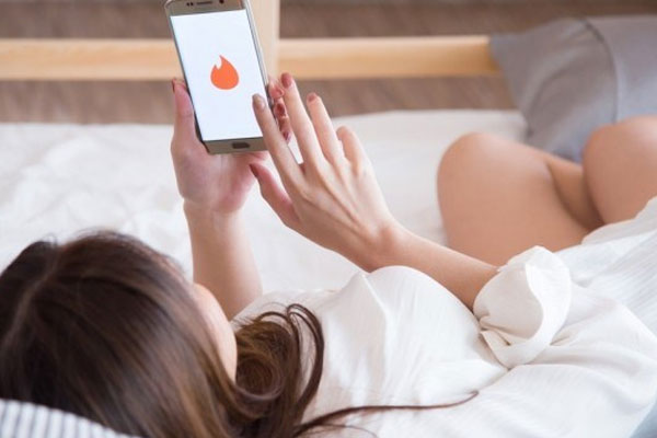 ‘Thánh hẹn hò online’ lừa tình, tiền của cả mẹ và con trai suốt 5 năm-1
