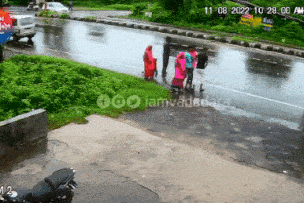 Đứng vẫy xe ngoài đường, cả gia đình suýt gặp đại họa khi xe khách mất lái lao tới