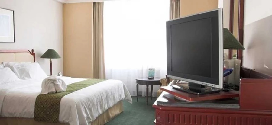 Nhân viên khách sạn tiết lộ lý do phải rút phích cắm TV khi nhận phòng: Du khách cần biết để tránh bị thiệt-1