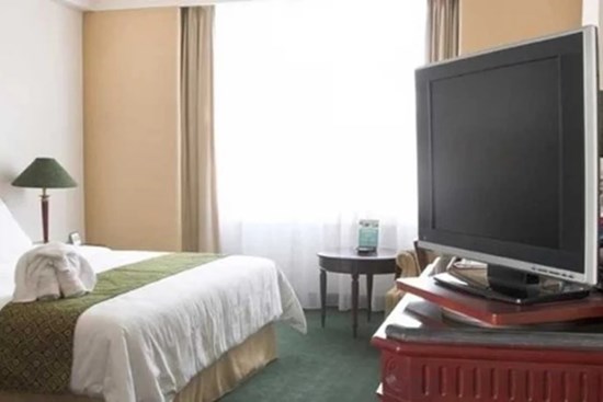 Nhân viên khách sạn tiết lộ lý do phải rút phích cắm TV khi nhận phòng: Du khách cần biết để tránh bị thiệt