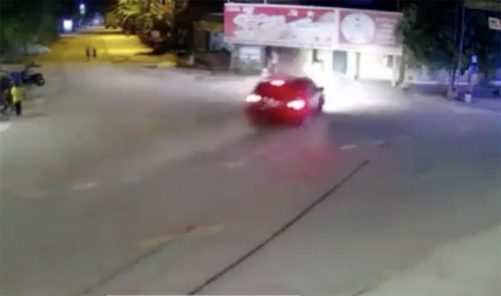 Xe bán tải đâm thẳng nhà dân, nhiều người bỏ chạy thoát thân-1