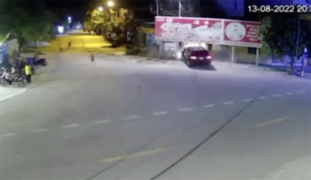 Xe bán tải đâm thẳng nhà dân, nhiều người bỏ chạy thoát thân-2