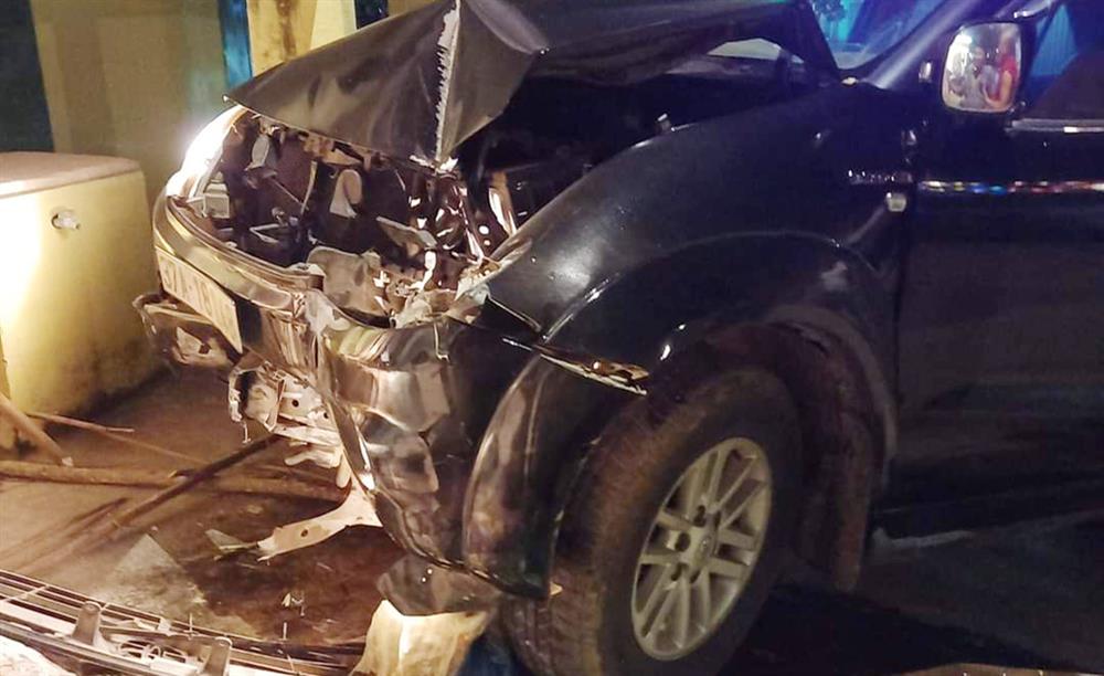 Xe bán tải đâm thẳng nhà dân, nhiều người bỏ chạy thoát thân-3