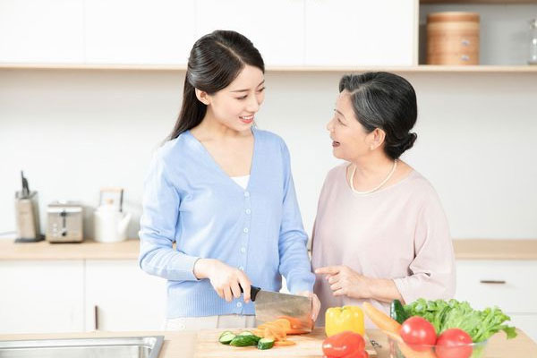 Tôi sửng sốt khi biết lý do mẹ chồng đuổi chồng tôi ra khỏi nhà-1