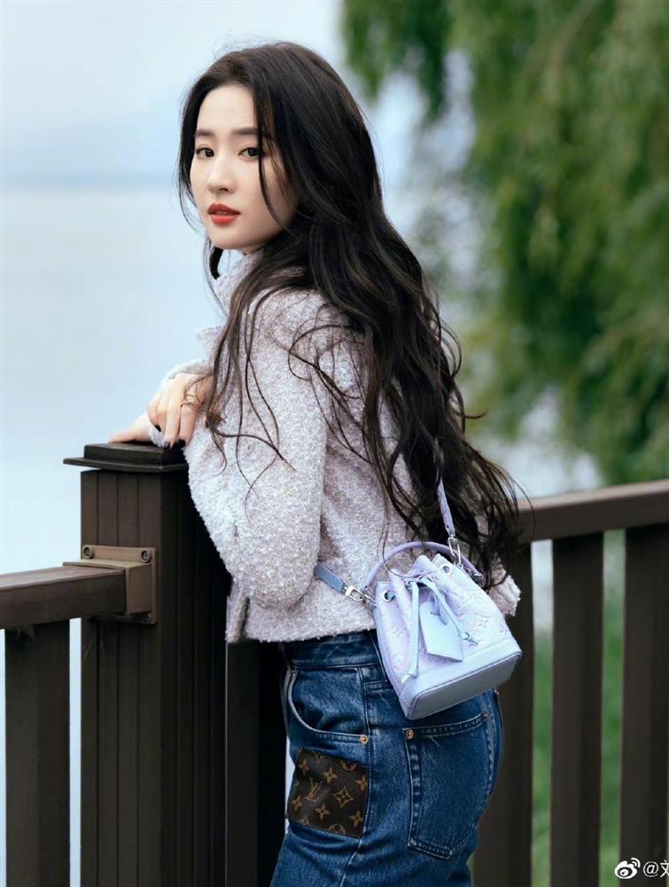 Bị coi như người hầu và góc khuất của nghề trợ lý sao Trung Quốc-2