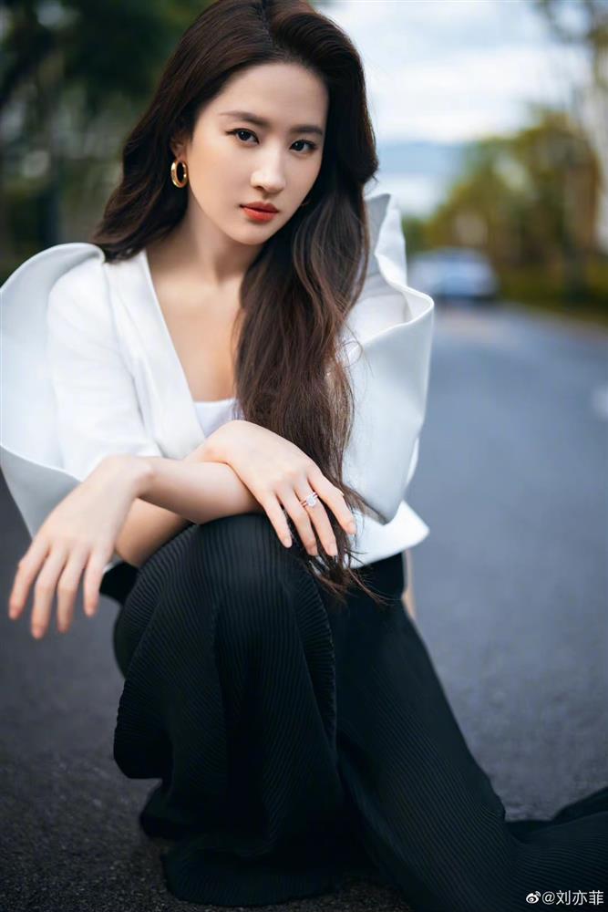 Bị coi như người hầu và góc khuất của nghề trợ lý sao Trung Quốc-6