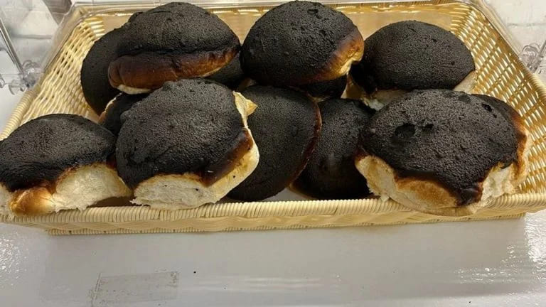 Chiếc bánh mì ngoài chợ nổi đình nổi đám nhờ cháy đen-1