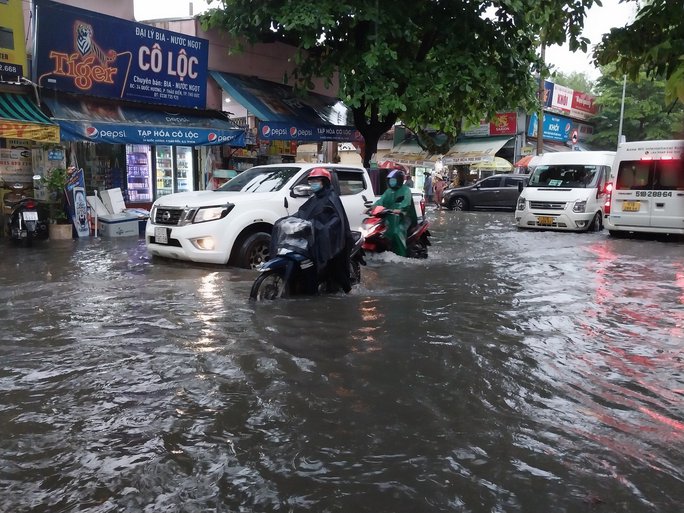 CLIP: TP HCM ngập nước khắp nơi, xe chết máy hàng loạt-10