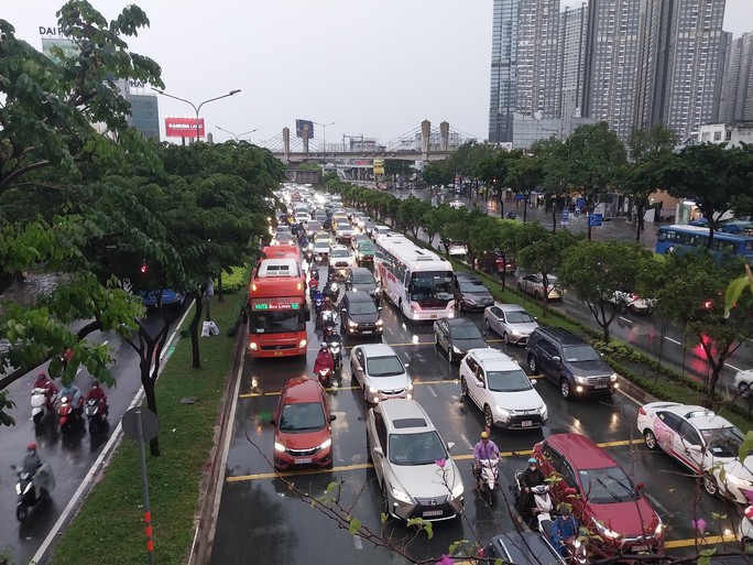 CLIP: TP HCM ngập nước khắp nơi, xe chết máy hàng loạt-11