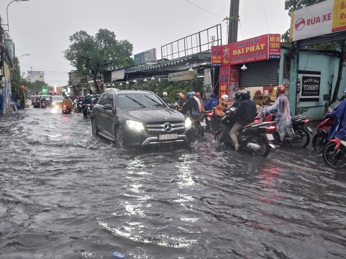 CLIP: TP HCM ngập nước khắp nơi, xe chết máy hàng loạt-13