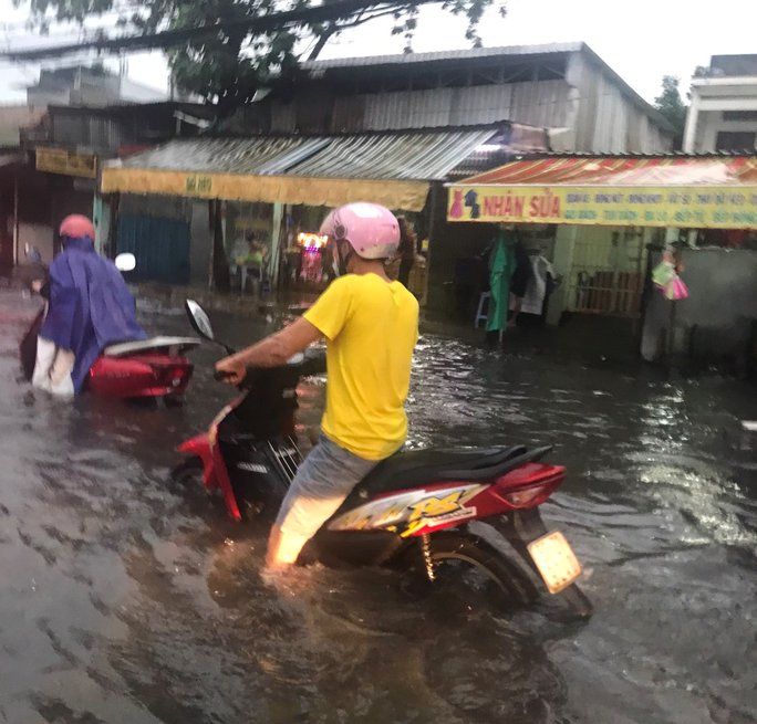 CLIP: TP HCM ngập nước khắp nơi, xe chết máy hàng loạt-15