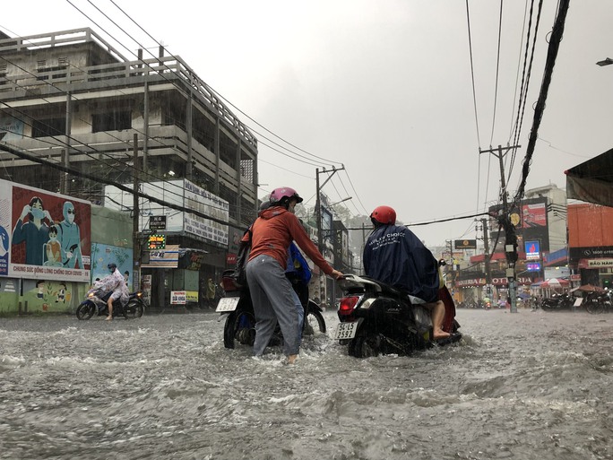 CLIP: TP HCM ngập nước khắp nơi, xe chết máy hàng loạt-4