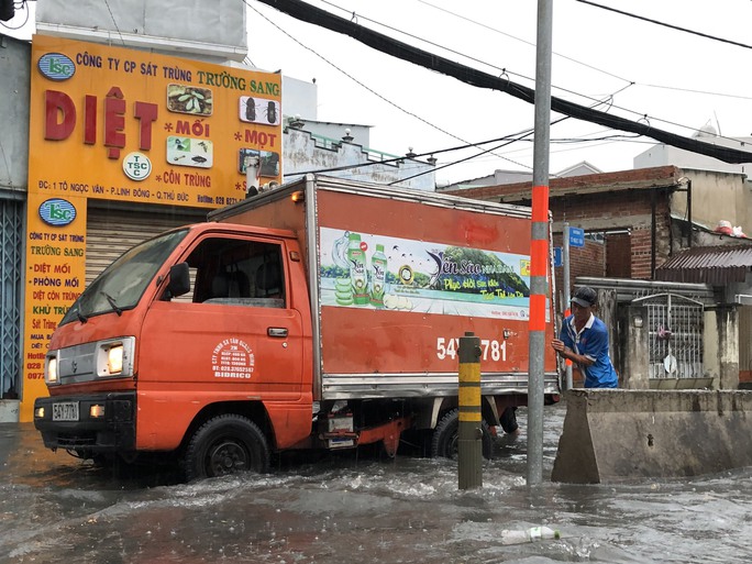 CLIP: TP HCM ngập nước khắp nơi, xe chết máy hàng loạt-8