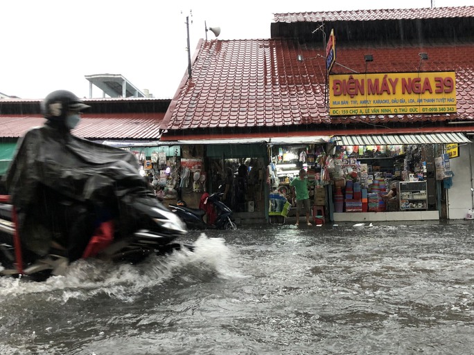 CLIP: TP HCM ngập nước khắp nơi, xe chết máy hàng loạt-9