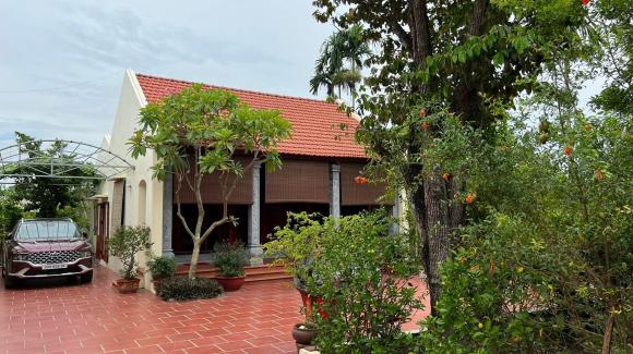 Khung cảnh ngôi nhà nhỏ ở quê thanh bình, rợp bóng cây của ca sĩ Hồ Quang 8-5