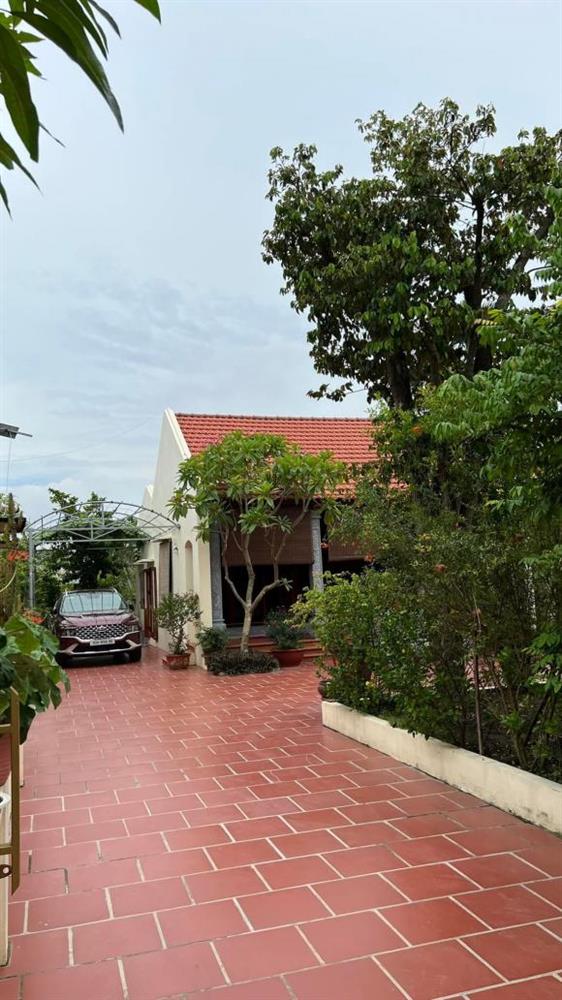 Khung cảnh ngôi nhà nhỏ ở quê thanh bình, rợp bóng cây của ca sĩ Hồ Quang 8-8