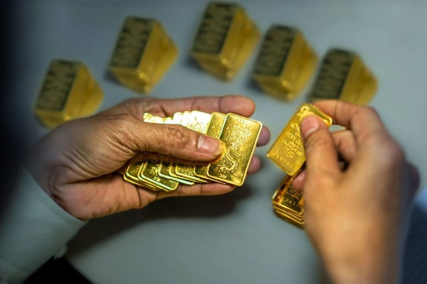 Giá vàng hôm nay 17/8: USD tăng vọt trở lại, vàng giảm sâu-2