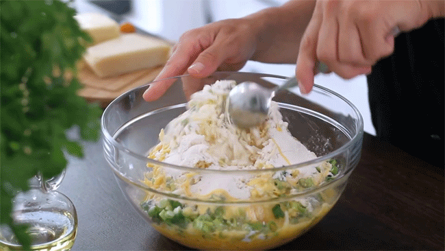 Cách làm khoai tây thành món bánh ngon, ăn vặt cũng tuyệt mà làm món chính càng hấp dẫn-4