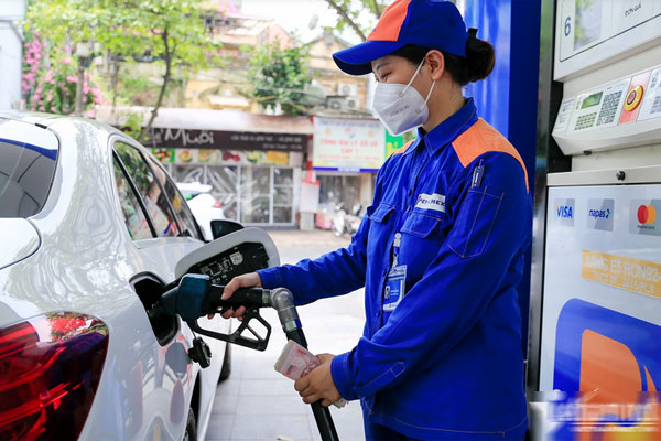 Thế giới trái chiều, ẩn số giá xăng trong nước-1