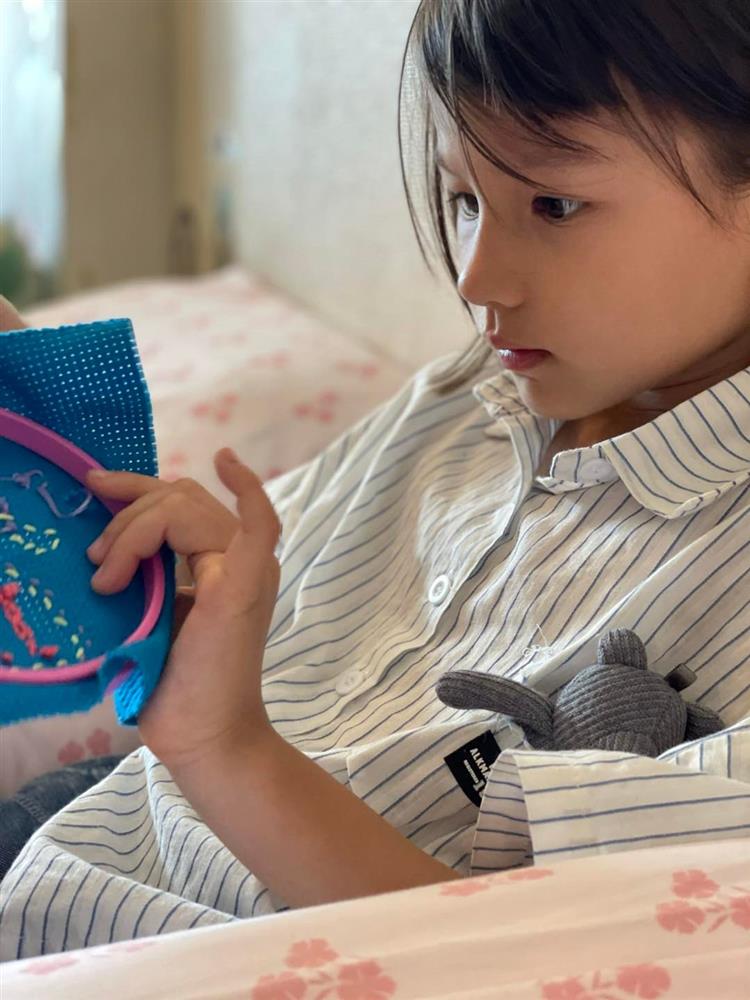 Ca sĩ Phương Vy tự hào vì con gái mê tập yoga, tránh xa điện thoại, iPad-8