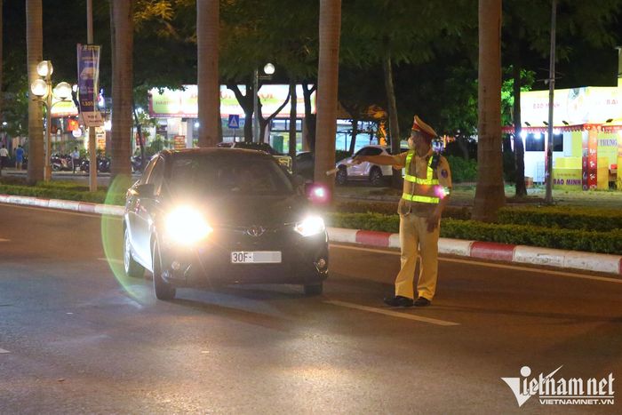 Công an đứng trước quán bia, phát hiện tài xế có nồng độ cồn cao gấp 3,5 lần-1