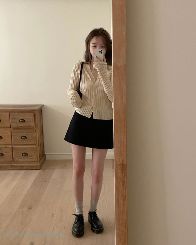 6 kiểu áo không thể thiếu trong tủ đồ đầu thu khiến hội mặc đẹp xứ Hàn mê tít-11