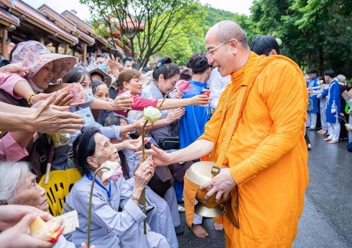 Quảng Ninh yêu cầu chùa Ba Vàng gỡ bỏ clip cúng dường nhận tiền phản cảm-2