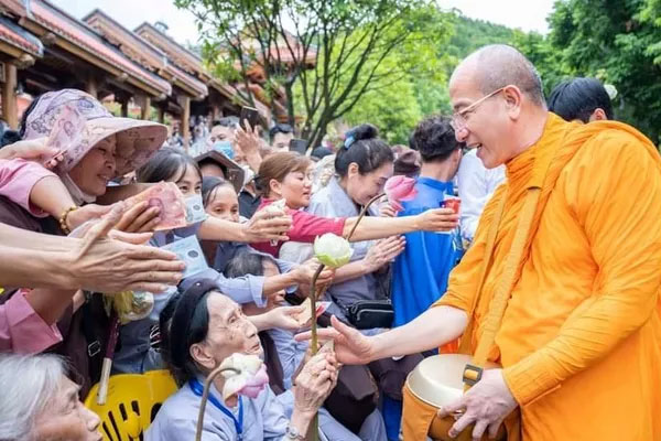 Nóng rẫy chuyện cúng dường tiền mặt ở Chùa Ba Vàng, lời qua tiếng lại của các nhà tu hành triệu follower-6