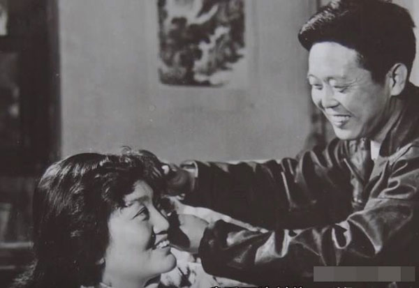 Vợ bị liệt sau 5 ngày cưới, nam phi công chăm sóc tận tụy suốt 41 năm-1