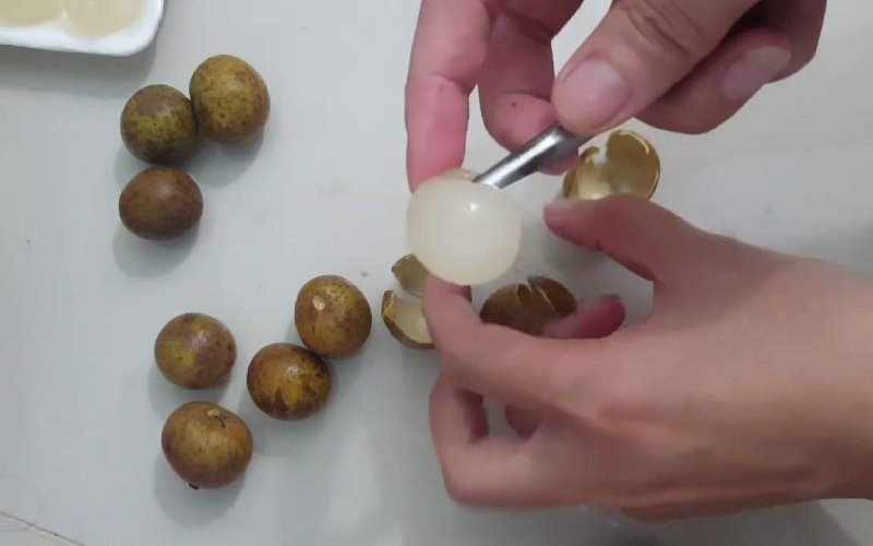 Nhãn mua về đừng bỏ ngay vào tủ lạnh, làm theo cách này để cả tuần vẫn tươi ngon, mọng nước-4