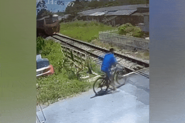 Khoảnh khắc người đàn ông thoát chết trong gang tấc khi vượt rào chắn đường sắt