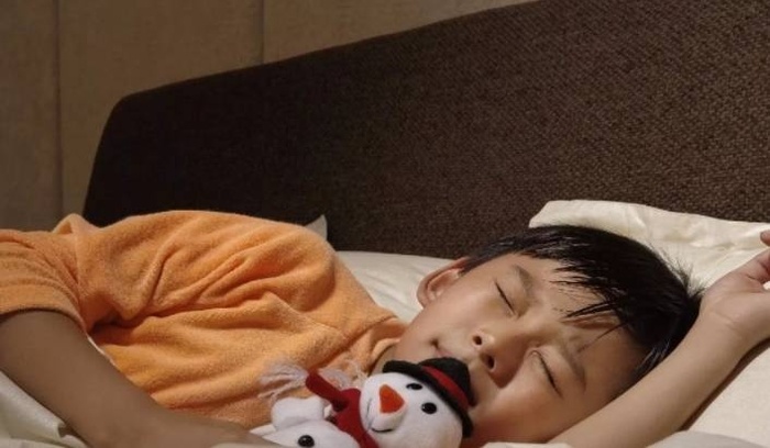 Bố mẹ làm chuyện bí mật giữa đêm khiến con tưởng động đất, lời giải thích của người bố được khen ngợi-2