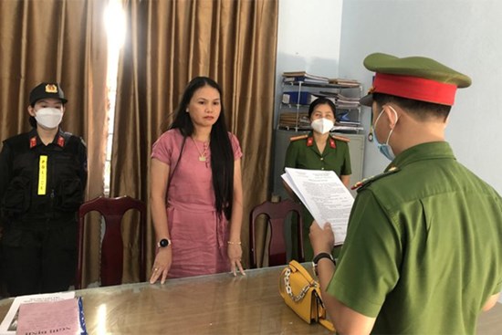 Được tại ngoại để sinh con, 'nữ quái' tranh thủ lừa thêm 16 tỉ đồng