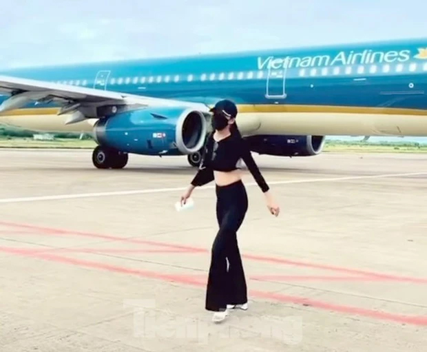 Cấm bay nữ hành khách nhún nhảy quay clip sống ảo ở phi trường-1