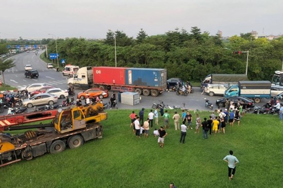 Hà Nội: Xe cẩu tông hàng loạt ô tô, xe máy ở chân cầu Thăng Long, 1 người chết